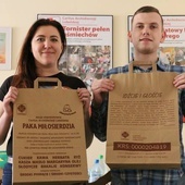 Jednym ze sposobów wsparcia ludzi w potrzebie jest wypełnienie torby produktami żywnościowymi.