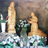 Grota Matki Bożej z Lourdes ze św. Janem Pawłem II w Żarnówce.