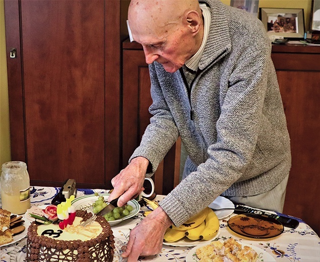 W czasie urodzinowego spotkania były życzenia i tort.  Pan Witold otrzymał także pamiątkowy ryngraf.
