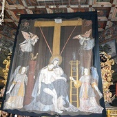 	Dzieło „Pieta pod krzyżem” przesłania ołtarz główny.