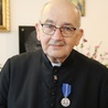 Ks. Drzewiecki z medalem 100-lecia odzyskania niepodległości