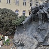 Pomnik Maryi Matki Życia przed radomską kurią. 