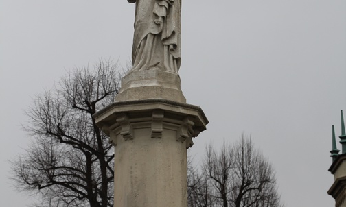 Figura św. Józefa przez wilamowickim kościołem.