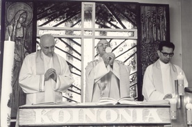 Ks. Franciszek Blachnicki (w środku) w kaplicy w jednym z domów Ruchu Światło-Życie w Lublinie.