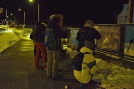 W piątkowy wieczór ze Skierniewic, Sochaczewa i Rybna wyruszyły EDK.