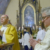 Jubileuszowej Eucharystii przewodniczył bp Piotr Turzyński. Z prawej proboszcz ks. kan. Andrzej Margas.