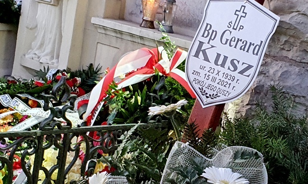 Śp. biskup Gerard Kusz spoczął w swojej rodzinnej parafii w Dziergowicach