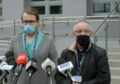 O rozpoczęciu pracy szpitala tymczasowego i planach na najbliższe dni na konferencji prasowej mówili (od lewej): Wojciech Dworzański i Andrzej Cieślik.