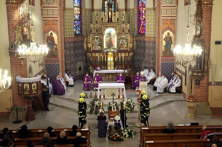 Pogrzeb śp. biskupa Gerarda Kusza w Dziergowicach - cz. 2.