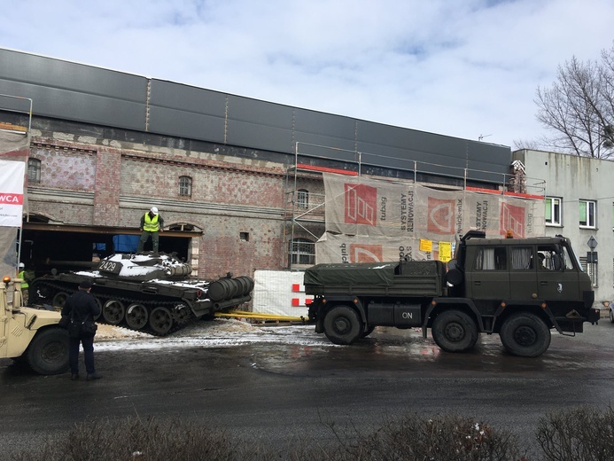 Katowice. Czołg T-55 wjechał do muzeum przy kopalni Wujek