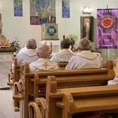 	Wraz z abp. Skworcem odpustową liturgię koncelebrowało ponad 40 mieszkających w DKE kapłanów.
