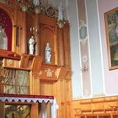 Kiedyś obraz znajdował się w ołtarzu głównym, dziś jest umieszczony z boku prezbiterium. Srebrna sukienka świadczy o tym, że od dawna jest on przedmiotem kultu.