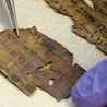 Archeolodzy wciąż przeszukują groty qumrańskie i znajdują fragmenty rękopisów, niezauważone przez pierwszych odkrywców.