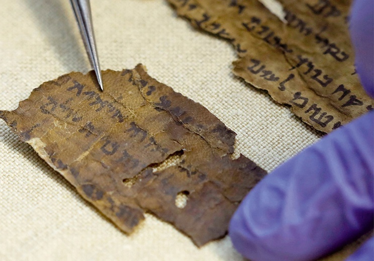 Archeolodzy wciąż przeszukują groty qumrańskie i znajdują fragmenty rękopisów, niezauważone przez pierwszych odkrywców.