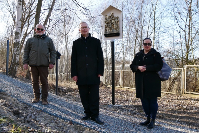 - Na tym terenie panuje niepowtarzalny, wyjątkowy klimat; jest on oddzielony od miasta i całego jego zgiełku - mówi ks. Andrzej Bemowski (w środku).