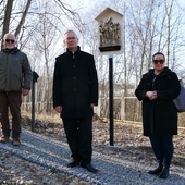 - Na tym terenie panuje niepowtarzalny, wyjątkowy klimat; jest on oddzielony od miasta i całego jego zgiełku - mówi ks. Andrzej Bemowski (w środku).