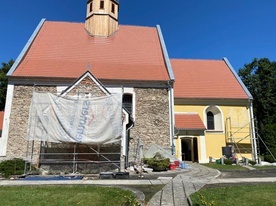 Remontowany kościół w Grodziszczu.