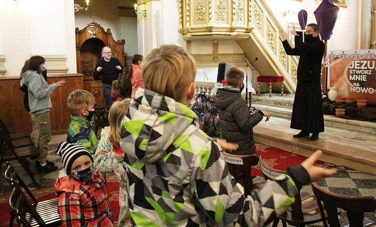 Ks. Piotr Niemczyk przygotował dla dzieci krótką katechezę o Wielkim Tygodniu.