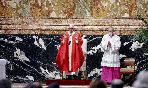 Papież prosi o modlitwę za ofiary zamachu przed katedrą w Indonezji 
