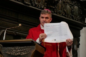 Bp Zbigniew Zieliński odczytał bullę papieską.