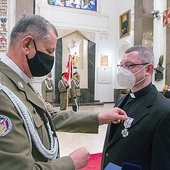 ▲	Ksiądz Dariusz Konieczny otrzymał Krzyż XXX-lecia Ordynariatu Polowego.