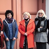 Część grupy działającej w projekcie parafialnej odnowy u św. Jana Apostoła w Oleśnicy.