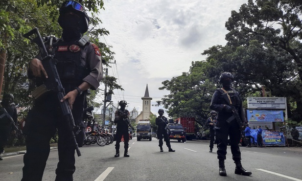 Indonezja: Policja znalazła materiały wybuchowe związane z atakiem na katolicką katedrę