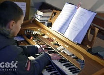 Najmłodszy organista w czasie swojej posługi w parafii św. Maksymiliana Marii Kolbego w Wałbrzychu