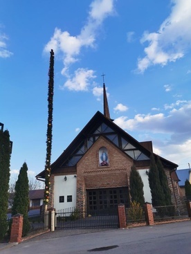 15- metrowej długości palma przed kościołem.