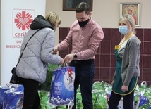 Ubodzy odbierali dziś paczki żywnościowe przygotowane dla nich przez Caritas i Towarzystwo Pomocy im. św. Brata Alberta.