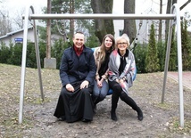 Od lewej: dk. Wojciech Kamiński i dyrketorki katolckich szkół: Katarzyna Kawalerowicz oraz Alina Prajzler.
