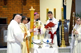 Biskup pomocniczy w czasie celebracji Wigilii Paschalnej.