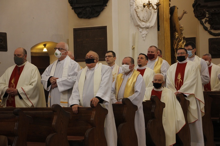 Wraz z biskupami Mszę koncelebrowali kapłani z wielu parafii.