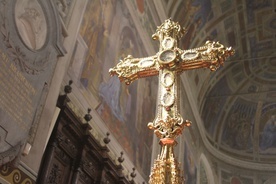 W czasie liturgii w prezbiterium katedry ustawiono ozdobny relikwiarz Krzyża Świętego z Muzeum Diecezjalnego.