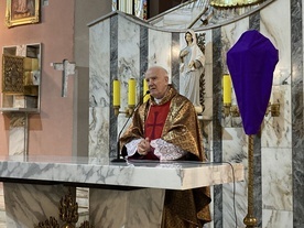 Bp Ignacy w czasie wielkopiątkowej liturgii u sióstr klarysek.