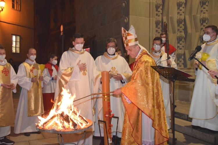 Liturgii Wigilii Paschalnej w bielskiej katedrze przewodniczył bp Roman Pindel.