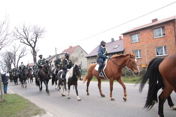 Wielkanocna procesja konna w Ostropie