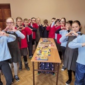 	Dzieci włączyły się w przygotowanie paczek charytatywnych dla potomków Polaków z Rumunii.