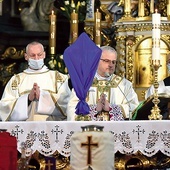 Biskup w czasie celebracji Mszy Krzyżma.