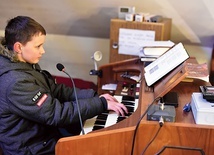 Talent chłopca zauważył wikariusz, który w parafii modlił się z nim przy ołtarzu.