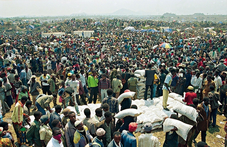 Rwandyjscy uchodźcy w obozie niedaleko Gomy w Zairze. Lipiec 1994 r.