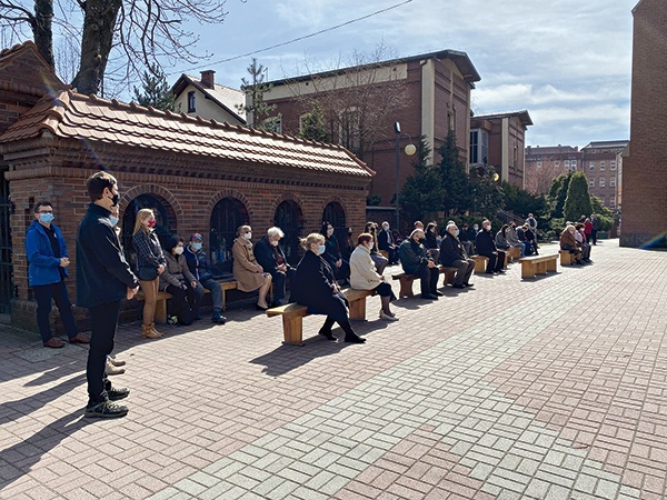 ◄	Do bazyliki w Katowicach- -Bogucicach może wejść  65 osób. W niedzielę wiele osób uczestniczy w Eucharystii  na zewnątrz, a parafia wystawia dla nich ławki  – zdjęcie z 11 kwietnia 2021.