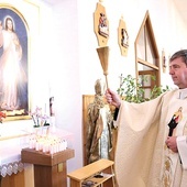 	Posągi poświęcił ks. Wojciech Jurkowski, proboszcz parafii.
