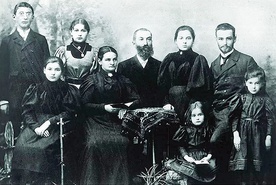 	Rodzina Steinów z małą Edytką z przodu (zdjęcie ojca doklejone).