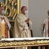 Życzenia bp. Markowi Solarczykowi składa ks. Jarosław Wojtkun. Z lewej bp Piotr Turzyński.