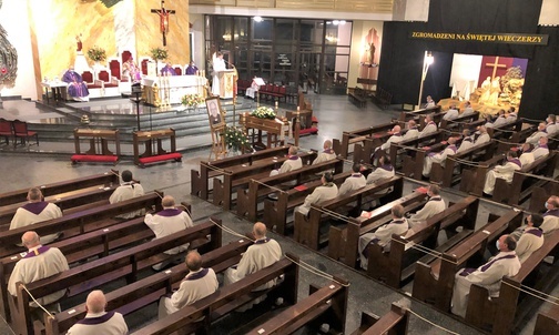 Msza św. z udziałem kapłanów