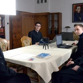 Studio do transmisji przez internet zostało urządzone w pokoju profesorskim. Z lewej ks. Paweł Gogacz.