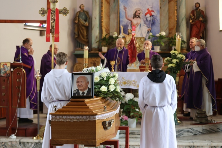 Msza św. pogrzebowa koncelebrowana w kościele św. Jerzego była dziękczynieniem Bogu za posługę śp. Rudolfa Karety.