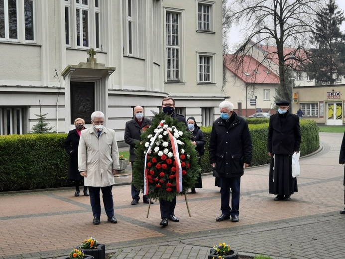 Po Eucharystii złożono kwiaty pod pomnikiem ofiar katastrofy smoleńskiej.