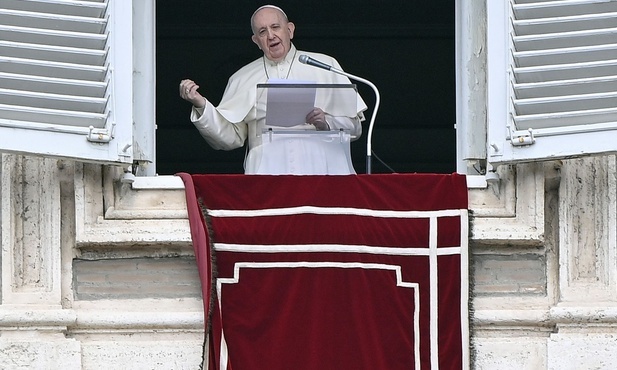 Franciszek znów w oknie pałacu apostolskiego